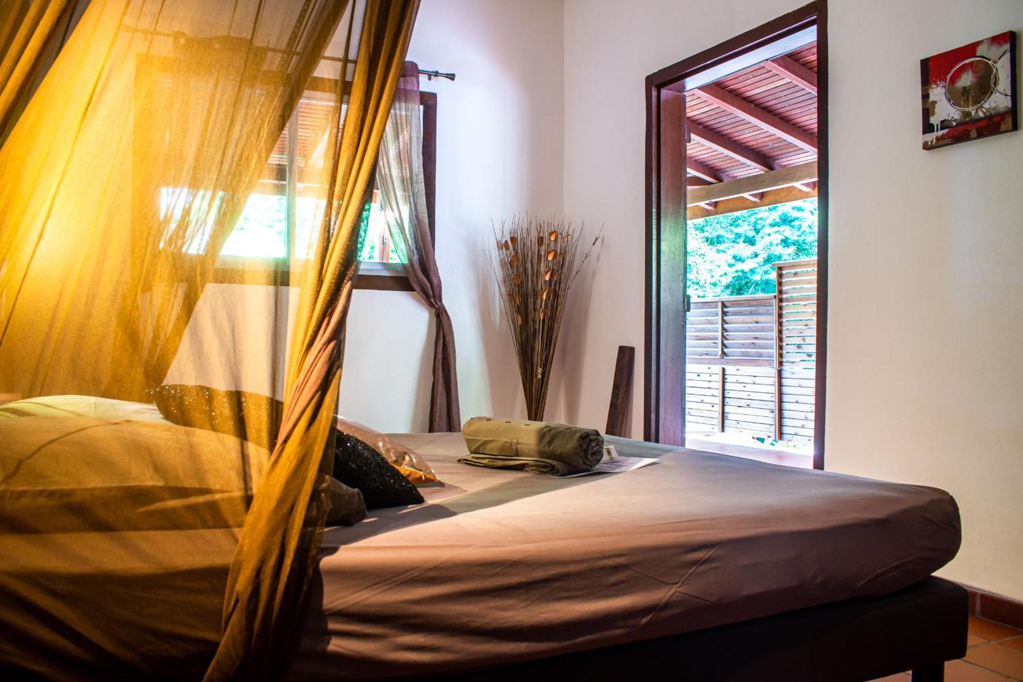 Au Jardin Des Colibris Ecolodge&Spa Deshaies Ngoại thất bức ảnh